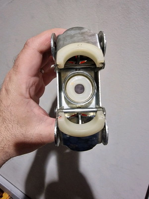 Hand capper used for metal caps