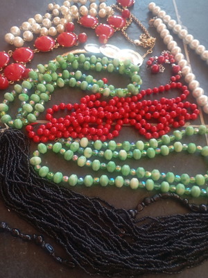 Jewelry with damages, for repair, beads set