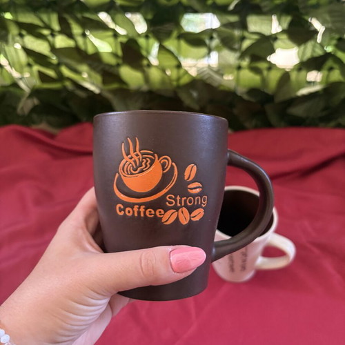 Set of 2 ceramic coffee mugs (brown/orange & white/brown)