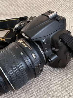 Nikon D5000 ψηφιακή DSLR φωτογραφική μηχανή μεταχειρισμένη με φακό 18-55mm και αξεσουάρ