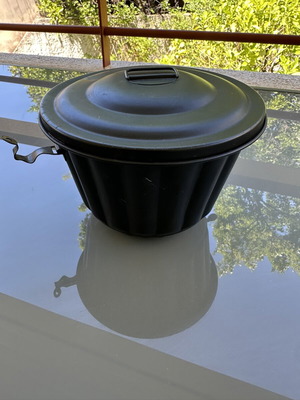 Patisse Nonstick Baking Pan With Metal Lid Like New