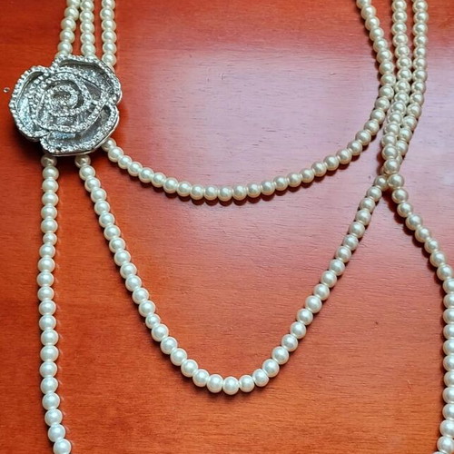 Vintage necklace with three rows of white pearls like new