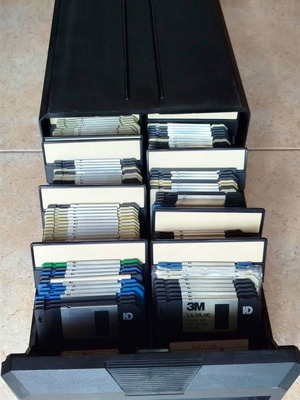 3.5" Floppy Disks Collection used, 99 pcs with Media Box