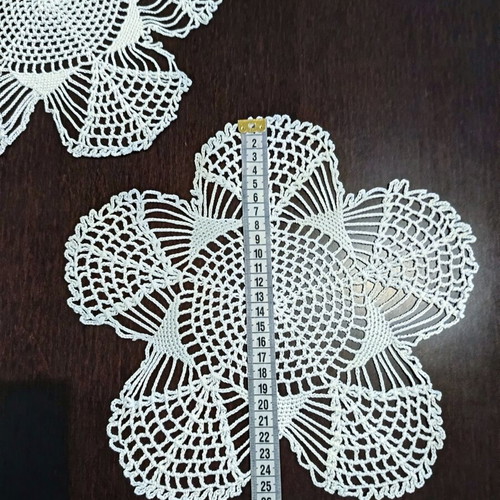 Set of 2 doilies like new
