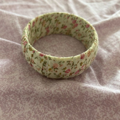 Floral bracelet like new, white and colorful