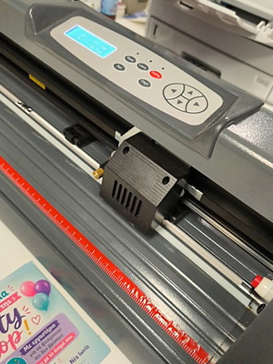 Cutting machine like new, lightly used