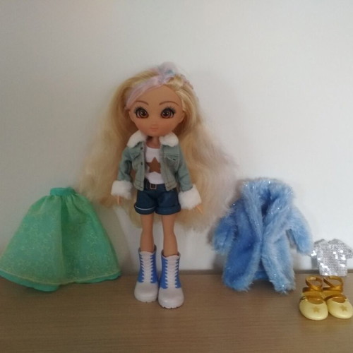 Unique Eyes Rebecca Total Look doll like new with 2 outfit sets