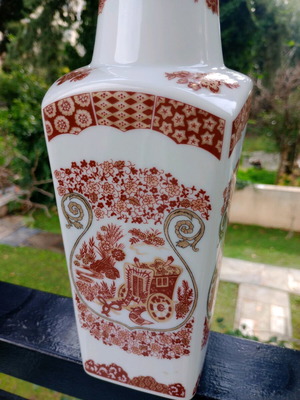 Decorative vase genuine Japanese porcelain new with gold details