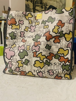 Shoulder bag used with inner pockets and detachable pouch-wallet