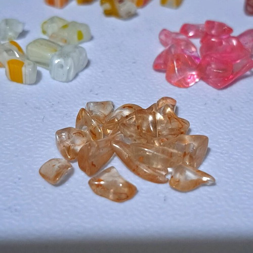 Set of assorted mineral chips and glass beads, 115g