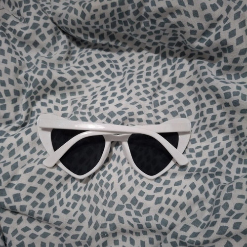 Heart-shaped sunglasses like new, white