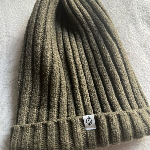 Stradivarius set of 2 knit caps like new, dark blue and khaki