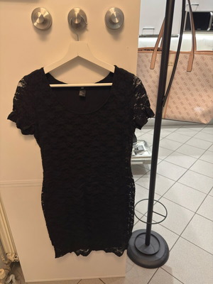 H&M short black dress used with lace and inner lining