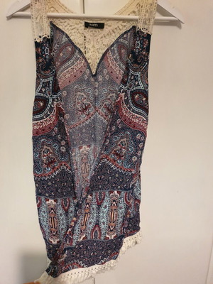 Boho sleeveless vest MIM like new, paisley print with crochet lace