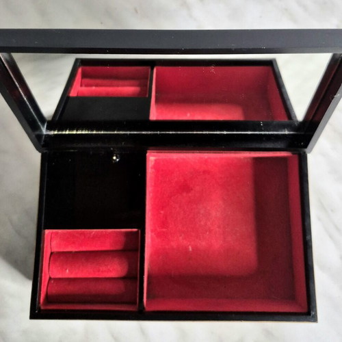 Jewelry music box used with Asian bird design and velvet lining