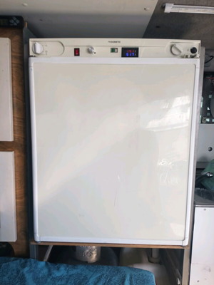 Dometic 60l 12v 220v gas fridge like new with cooling fans