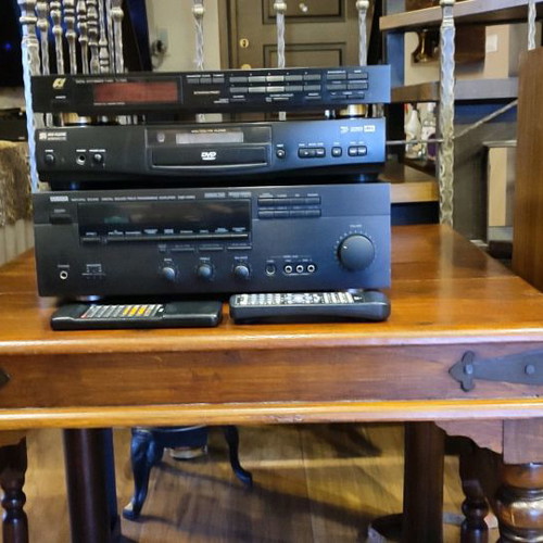 Στερεοφωνικό Yamaha μεταχειρισμένο με ενισχυτή Dolby Surround και ηχεία Sherton