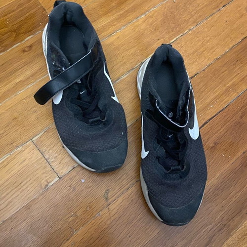Nike athletic kids shoes used, size 35, black-white