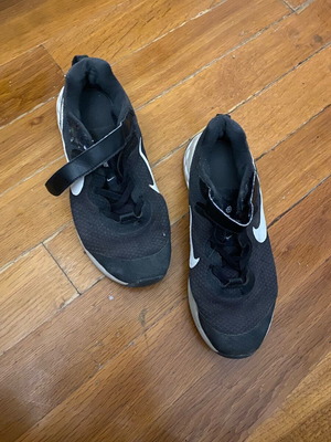 Nike athletic kids shoes used, size 35, black-white