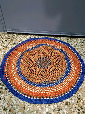 Round handmade rug new, 65cm diameter, acrylic yarns