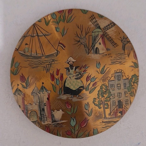 Vintage powder box used with mirror, origin England