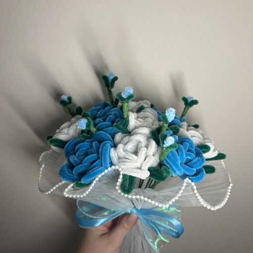 Handmade bouquet with 17 flowers like new