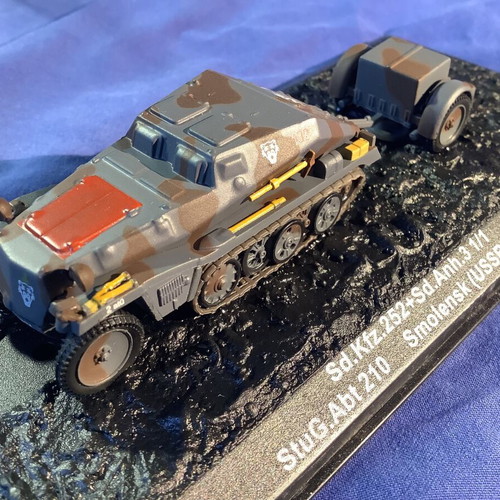 Sd.Kfz.252 model with Sd.Anh.3 trailer like new, 1:72 scale