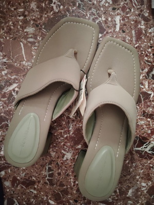 Sandals like new, green color