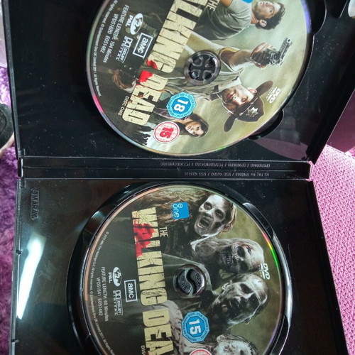 The Walking Dead DVD complete first season like new with English subtitles
