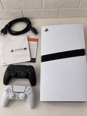 Sony PlayStation 5 Pro κονσόλα με δύο χειριστήρια DualSense σε λευκό