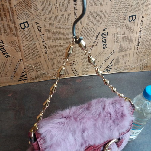 Gucci small pink leather shoulder bag used with fur and gold details