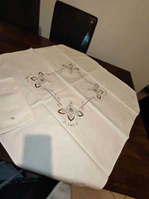 Cotton embroidered tablecloth with 4 ecru napkins new