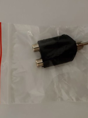 RCA Y-Splitter Adapter like new, 1 male to 2 female