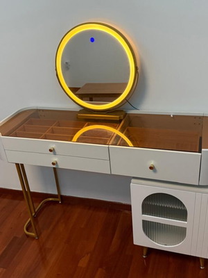 Jewelry box with illuminated mirror, white with wood