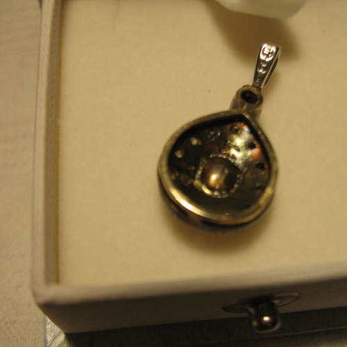 Pendant jewelry with white and yellow diamonds used