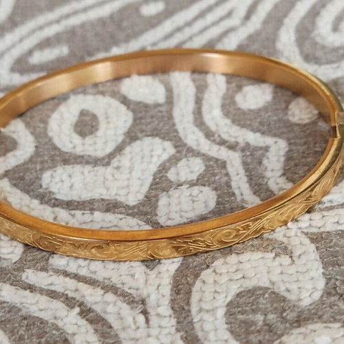 Gold plated stainless steel bangle in rose gold like new, hinged