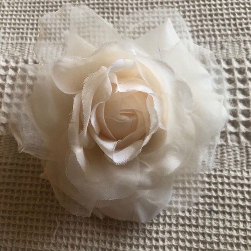 Boutonniere flower pin cream like new with safety pin and clip