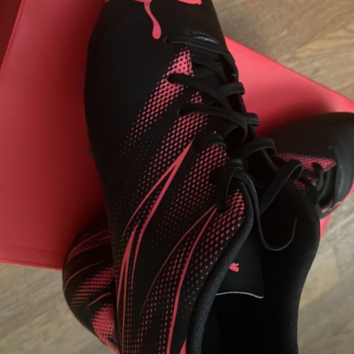 Puma football shoes like new, size 46, black and pink