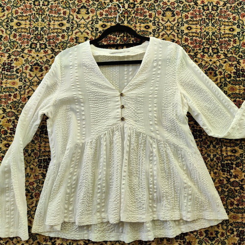 White Helmi blouse like new with V-neck and peplum hem