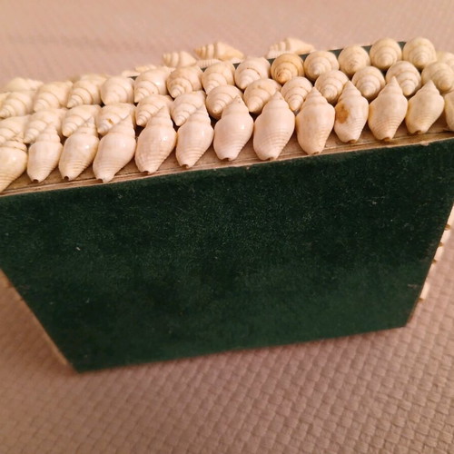 Vintage jewelry box decorative with shells like new