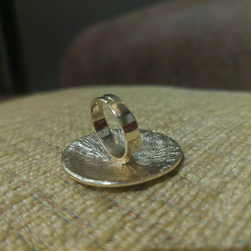 Gold ring new, impressive circle design