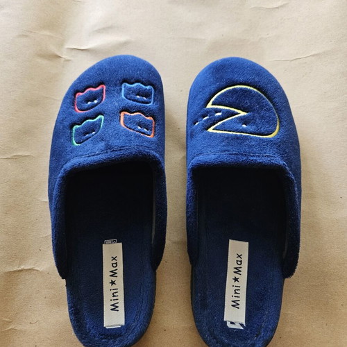 Mini Max Pac Man Anatomical Slippers Size 34 Like New Blue