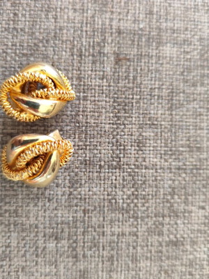 Clip-on earrings like new