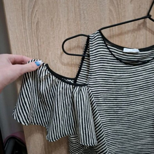 Zara blouse like new, size S with shoulder detail