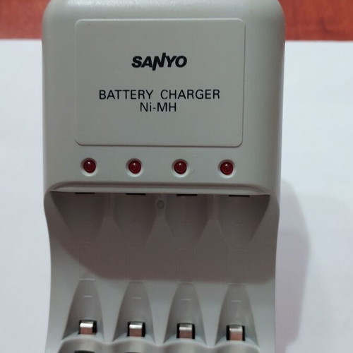 Sanyo Ni-MH battery charger for 4 AA or AAA batteries