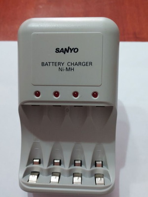 Sanyo Ni-MH battery charger for 4 AA or AAA batteries