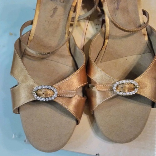 G&G pumps new, gold color, size 40 with low heel