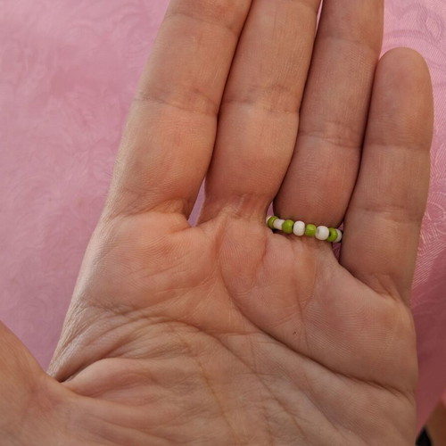 Elastic ring with beads like new, small size 1.6 cm diameter