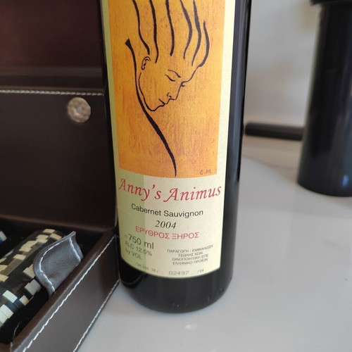 Casino set like new with Anny's Animus 2004 aged wine gift