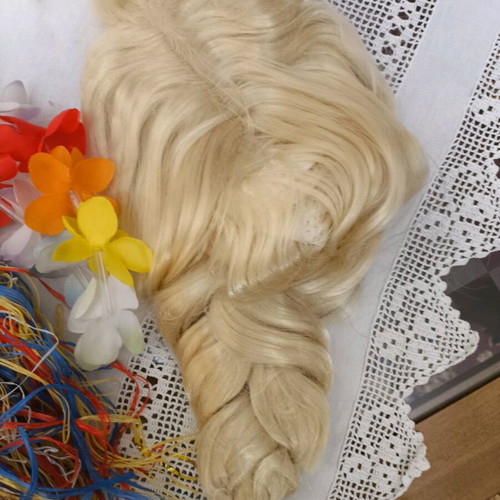 Hawaiian carnival costume like new for 14 years old with skirt, wig and flower necklace